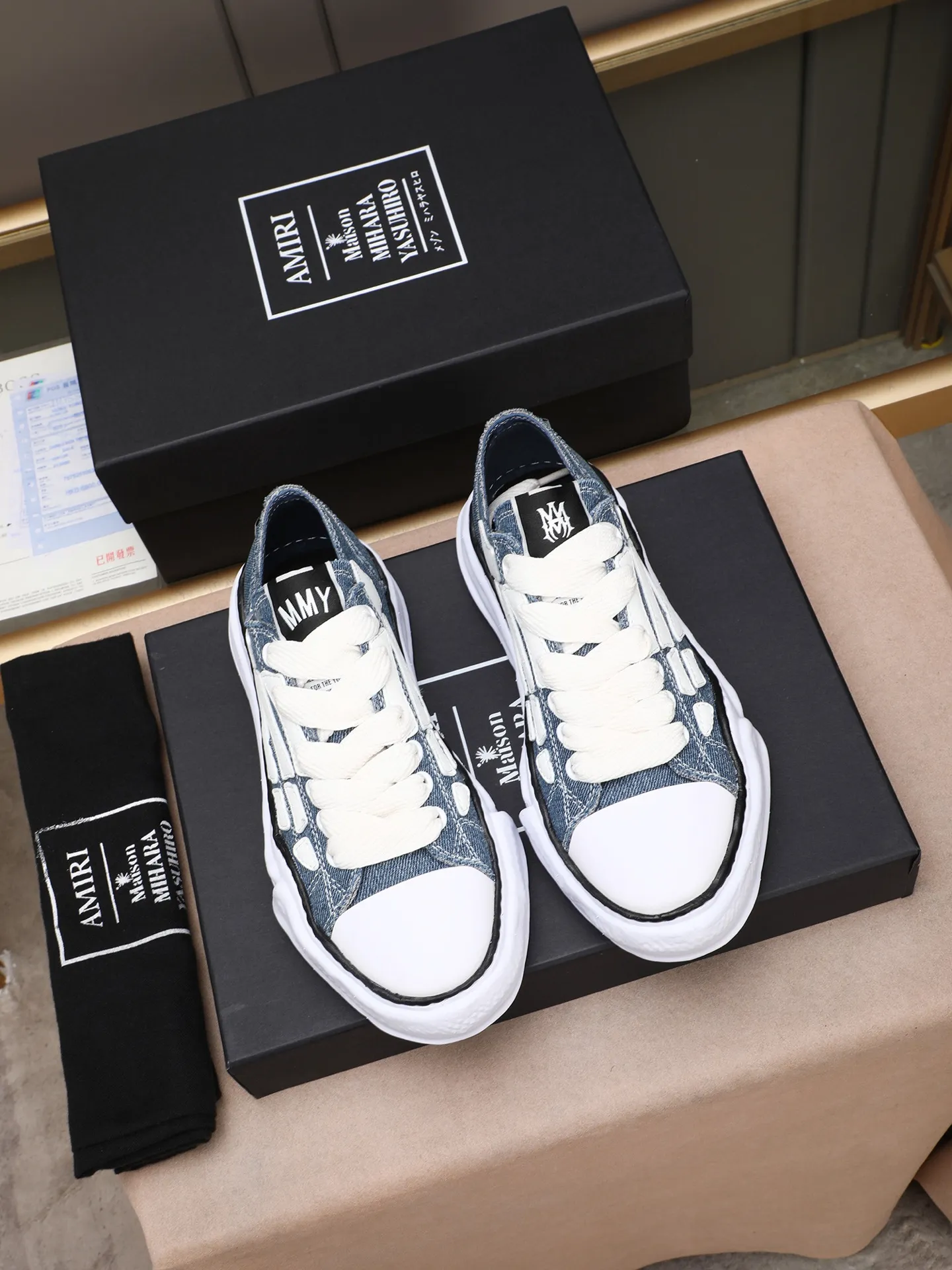 Men's shoes 💰520 AMIRI × Maison MIHARA YASUHIRO Bone Dissolving Shoes Brand Order Original Order Quality 🌈 AMIRIxMMY work together to launch joint shoes that cleverly integrate the classic designs of the two brands. The handmade clay mold soles and AMIRI's signature BONES leather embroidery details are a major feature of the shoes, showing unique craftsmanship and style 🚩 Material: upper original custom-made space Monica canvas! Lining: original technical cloth, outsole: original molded EVA foam bottom, code number: women's 35-39 (40, custom-made, non-refundable), men 39-44 (45, custom-made, non-refundable), full set of counter original packaging